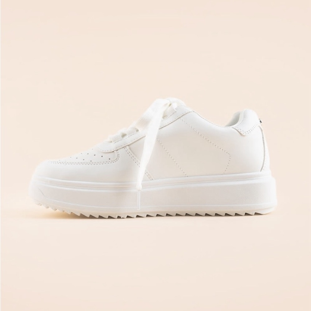 EUC Madden Girl Jesi Sneaker - Size 6.5